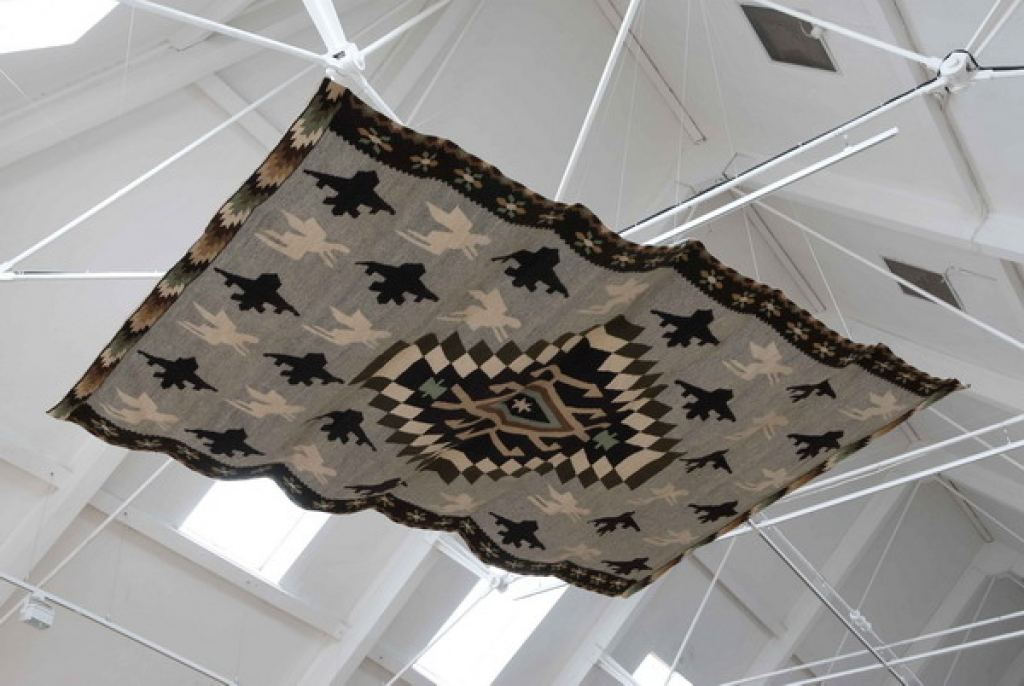 Covorul zburător al lui Mircea Cantor şi covoare tradiţionale maramureşene  realizate de Victoria Berbecaru, la Washington şi New York