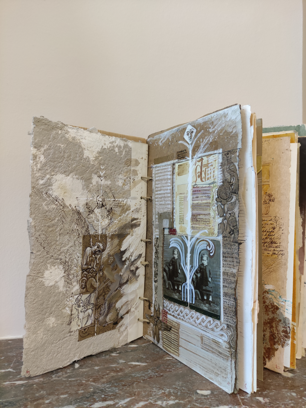 BRUXELLES. Expoziție de carte-obiect în parteneriat cu Muzeul Național al  Literaturii Române