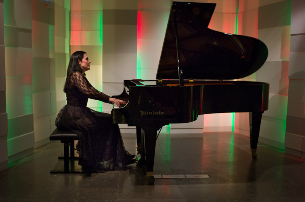 Pianista Raluca Ştirbăţ în concert la Mozarthaus: Lansarea albumului  discografic „George Enescu – Integrala creaţiei pentru pian solo“