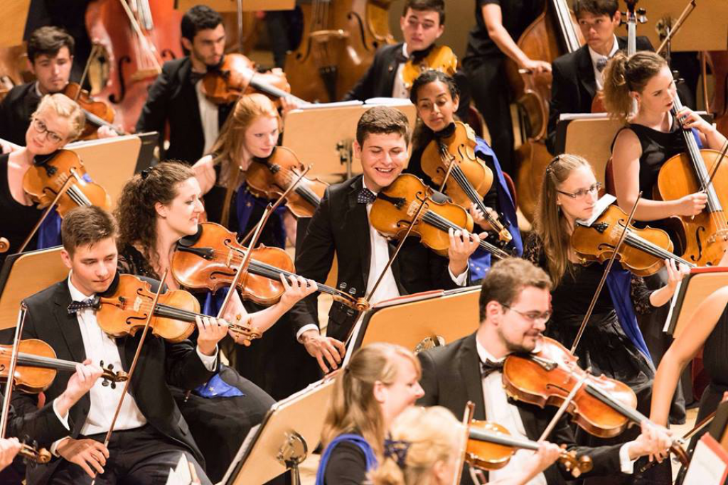 Gabriel Bebeselea dirijeaza muzicienii romani pentru sustinerea Orchestrei de Tineret a Uniunii Europene (EUYO)