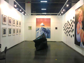 standul  galeriei Mobius la expozitia de la Istanbul 